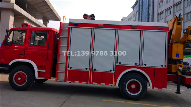 3台东风153抢险救援消防车整装待发准备出口至东南亚某国