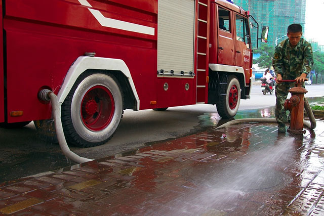 通过消防栓往消防车注水