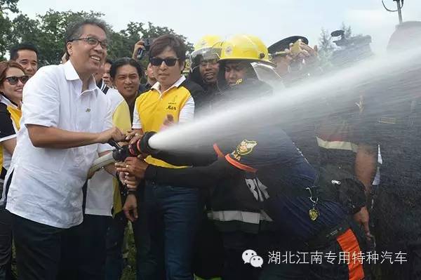 由湖北江南出口到菲律宾的消防车在菲律宾进行了交结仪式