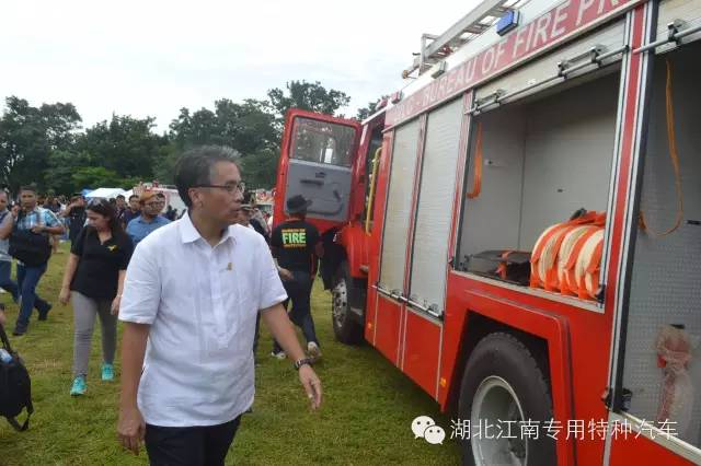 由湖北江南出口到菲律宾的消防车在菲律宾进行了交结仪式